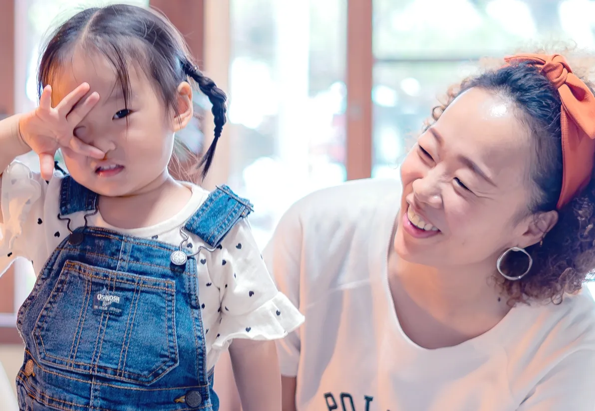 子どもと先生の笑顔