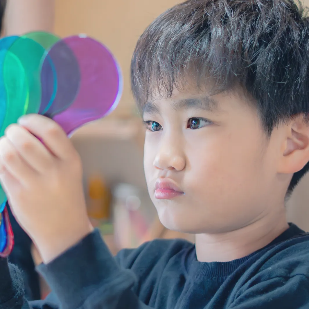 モンテッソーリ教育を学べる幼児教室ひらめきのいえに通う少年