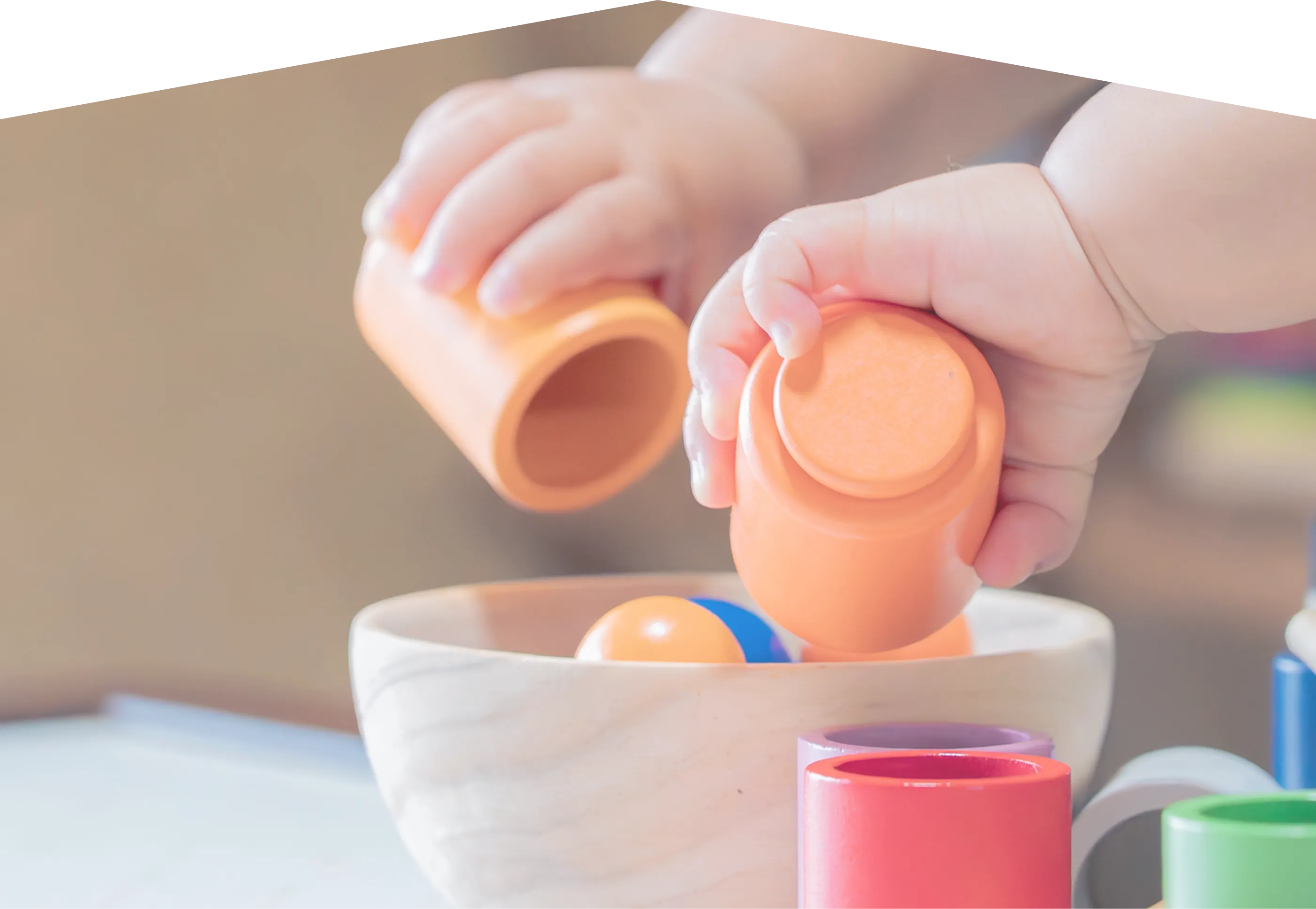 教具に取り組む子どもの手元