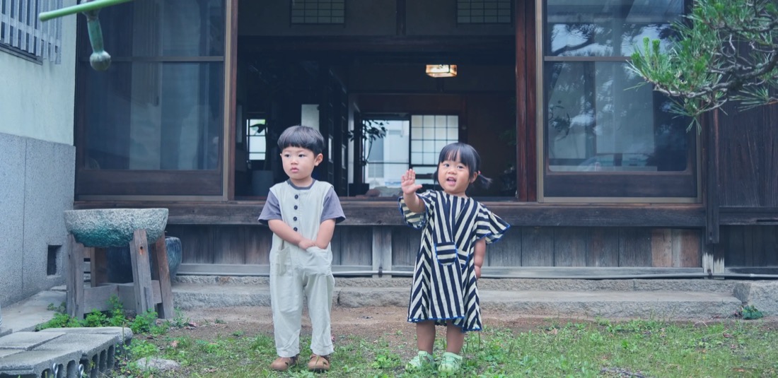 ひらめきのいえの縁側の前で過ごす子どもたち