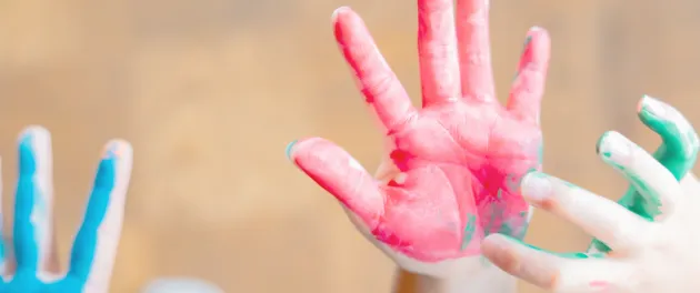 絵の具で自由に表現する子どもの手