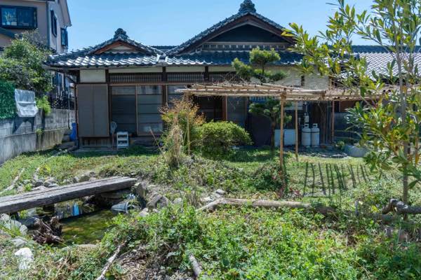 建物と庭を見渡せるひらめきのいえの外観