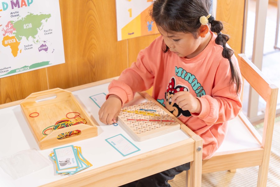 教具に集中して取り組む子ども